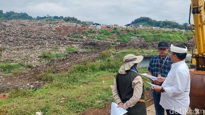 Gunungan Sampah di TPA Sarimukti KBB Longsor akibat Hujan Deras
