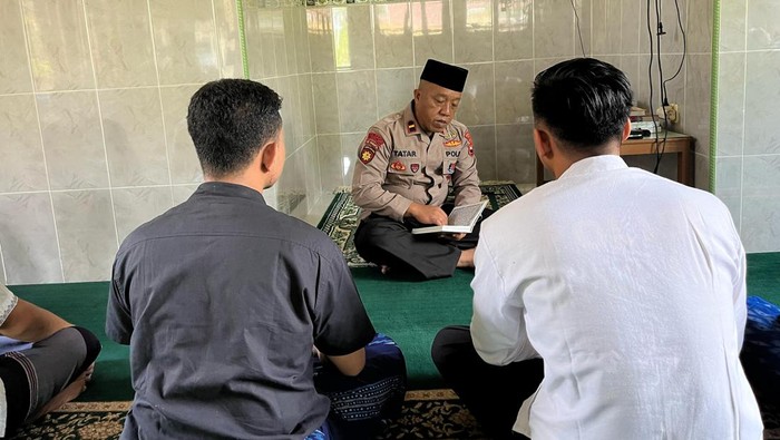 Anggota Samapta Polres Sragen, Ipda Marsudi Tatar Sriyono memberikan ceramah di masjid di Kabupaten Sragen, Minggu (9/3/2025).