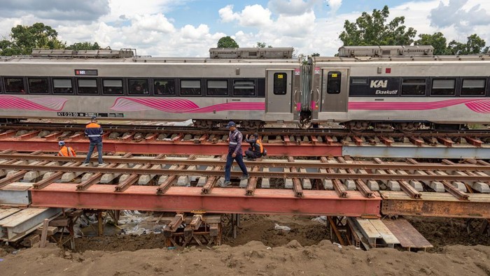 Jalur KA di Grobogan yang Terdampak Banjir Kembali Dilintasi Kereta Sejumlah pekerja PT Kereta Api Indonesia (Persero) Daop 4 Semarang mendorong lori berisi batu balas untuk meterial perbaikan jalur rel KA km 32+6/7 antara Stasiun Gubug - Karangjati yang sempat ditutup karena banjir luapan air Sungai Tuntang di Gubug, Kabupaten Grobogan Jawa Tengah, Minggu (9/3/2025). Jalur KA yang sempat ditutup sejak pukul 05:27 WIB akibat banjir itu pada pukul 12:08 WIB sudah bisa dilintasi KA Barang Peti Kemas No. 2529 relasi SurabayaβJakarta, disusul KA No. 1 Argo Bromo Anggrek pada pukul 12.08 WIB dengan kecepatan terbatas. ANTARA FOTO/Aji Styawan/Spt.