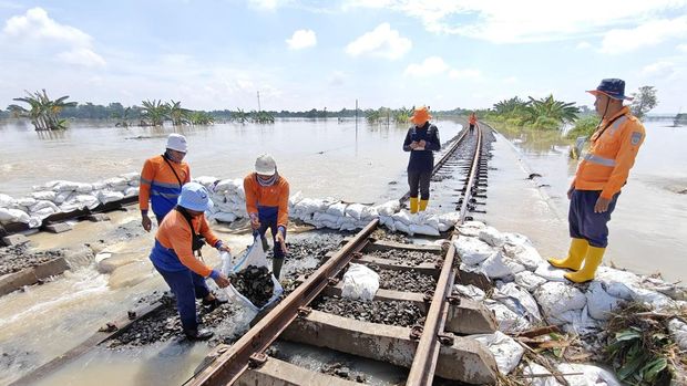 Jalur kereta api di Grobogan diterjang banjir lagi efek meluapnya Sungai Tuntang. (Dok. KAI)