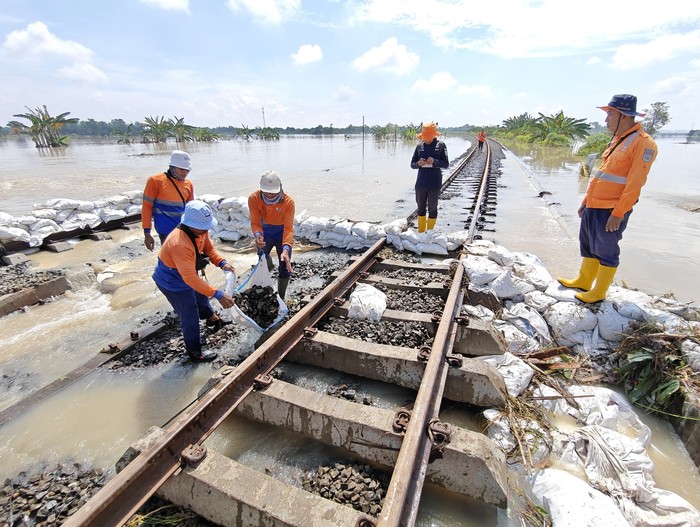 Jalur kereta terendam banjir