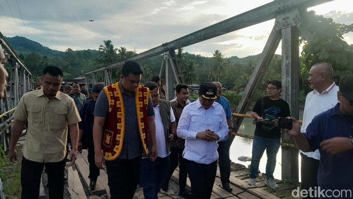 Gubsu Bobby Nasution dan Bupati Nias Barat Ellyunus Waruwu meninjau jembatan Noyo yang ambruk