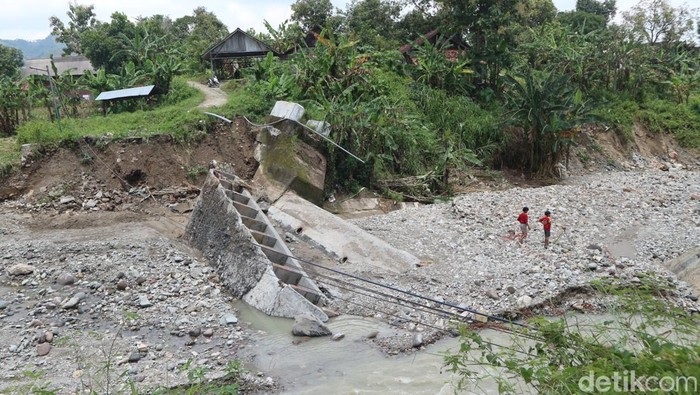 Jembatan penghubung antar desa ambruk terdampak banjir bandang Gondang Bojonegoro.