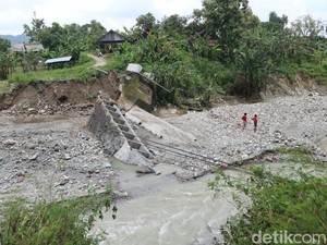 Ambruk Diterjang Banjir, Jembatan Darurat Akan Dibangun di Gondang