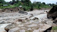 Jembatan sepanjang hampir 30 meter dan lebar 1,5 meter yang terbuat dari cor beton dan besi plat tersebut, selama ini menjadi akses utama warga Dusun Kadung dan Sambongrejo.