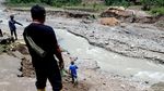 Potret Jembatan Ambruk Diterjang Banjir Bandang di Bojonegoro