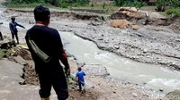 Petugas PU melakukan pemantauan di sekitar jembatan ambruk.