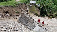 Jembatan tersebut ambruk usai diterjang banjir bandang melanda Kecamatan Gondang, Bojonegro pada Jumat (7/3) malam.