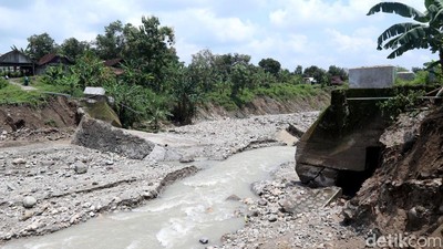 Potret Jembatan Ambruk Diterjang Banjir Bandang di Bojonegoro