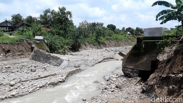 Potret Jembatan Ambruk Diterjang Banjir Bandang di Bojonegoro
