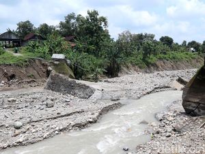 Potret Jembatan Ambruk Diterjang Banjir Bandang di Bojonegoro
