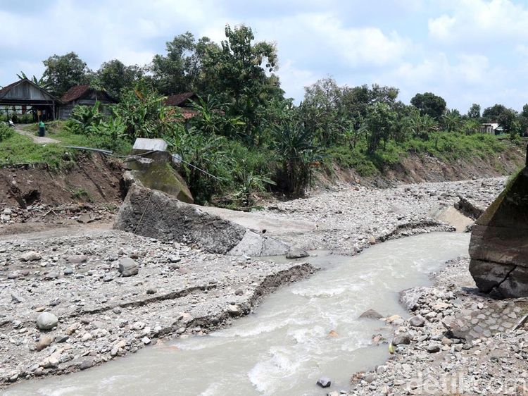 Potret Jembatan Ambruk Diterjang Banjir Bandang di Bojonegoro