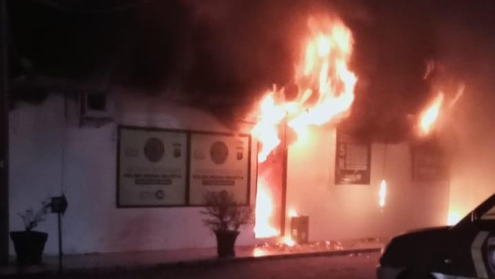 Kantor Polsek Helvetia yang terbakar. (Dok.Istimewa)