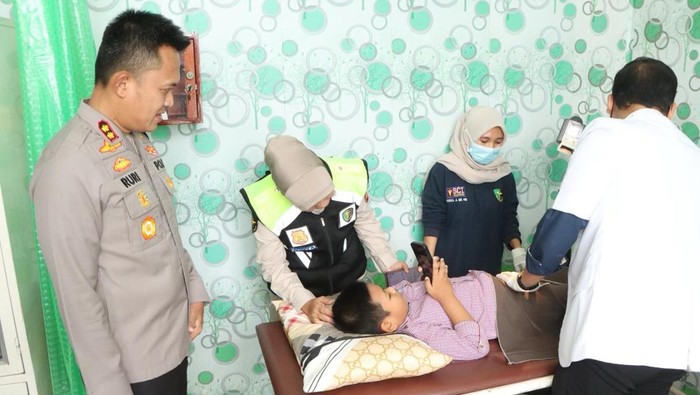Kapolres Banyuasin AKBP Ruri Prastowo meninjau sunatan massal