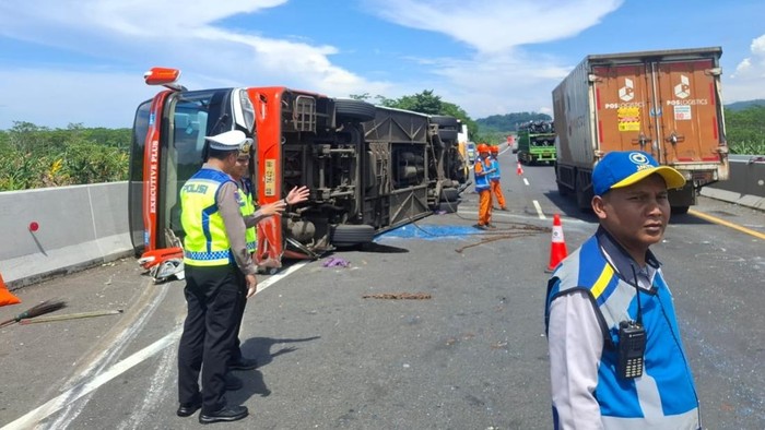 Bus Rosalia Indah nomor polisi AD 7442 OF, terguling di ruas tol KM 359+400, Jalur A, Minggu (9/3/2025).