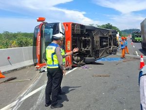 PO Rosalia Indah Ungkap Bus Terguling di Tol Batang Angkut 18 Orang