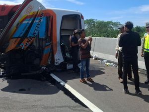 Bus Rosalia Indah Terguling di Tol Batang, 3 Korban Dilarikan ke RSI Kendal