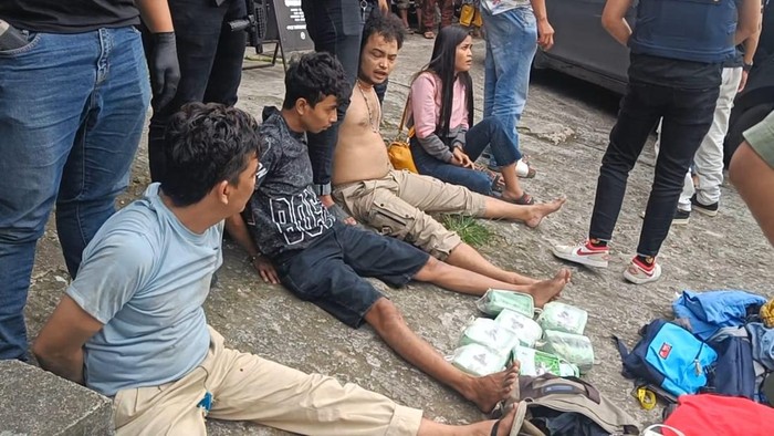 Keempat tersangka beserta barang bukti 7 Kg sabu saat diamankan BNNP Sumbar. (dok. BNNP Sumbar)