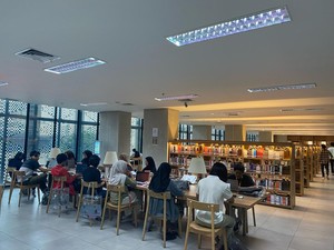 Warga Pilih Ngabuburit di Perpustakaan TIM: Tetap Bisa Nongkrong