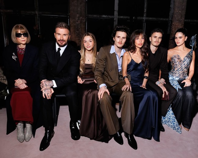 Keluarga Beckham, termasuk David Beckham, Romeo, Cruz dan Harper Seven, berada di Paris untuk menghadiri peragaan busana terbaru dari Victoria Beckham yang juga digelar di hari yang sama. Foto: Instagram/@victoriabeckham