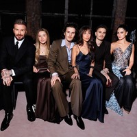 Keluarga Beckham, termasuk David Beckham, Romeo, Cruz dan Harper Seven, berada di Paris untuk menghadiri peragaan busana terbaru dari Victoria Beckham yang juga digelar di hari yang sama. Foto: Instagram/@victoriabeckham