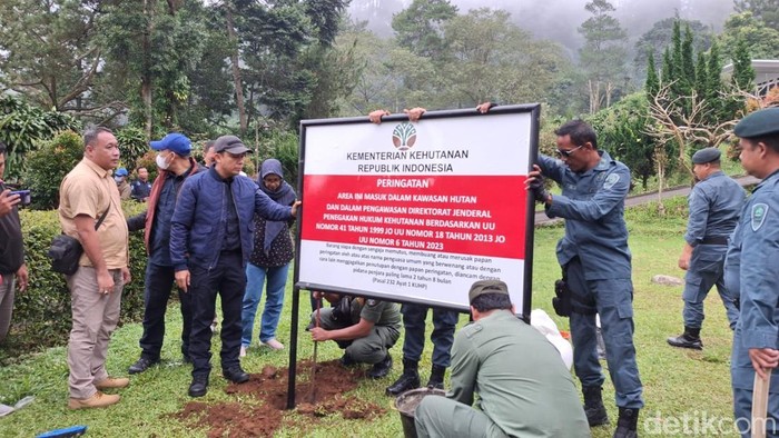 Kementerian Kehutanan dan Kementerian ATR/BPN menertibkan sejumlah villa di kawasan Puncak, Bogor, Jawa Barat. (M Sholihin/detikcom)