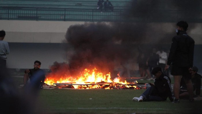 Suporter Persela bakar Stadion Sport Center Tuban saat hadapi Persijap di laga babak 8 besal Liga 2