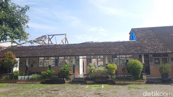 Kondisi atap beberapa ruangan SDN 2 Purwosari Kecamatan Kota Kudus yang ambruk, Minggu (9/3/2025).