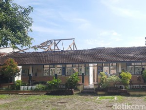 Atap 2 Ruang Kelas SDN 2 Purwosari Kudus Ambruk, KBM Pindah ke Perpus-UKS