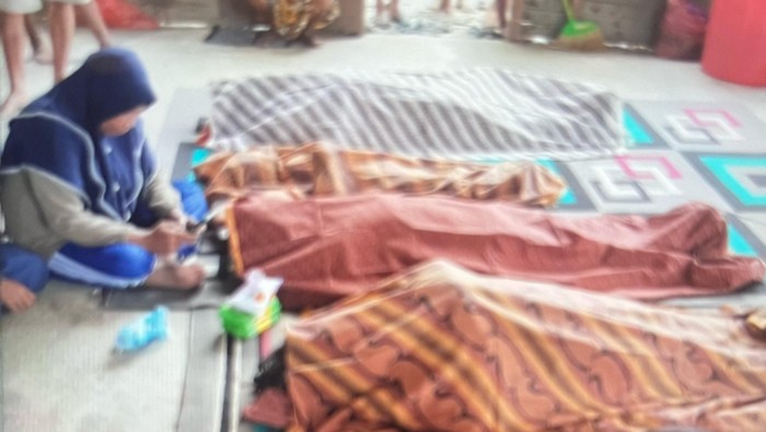 Korban tewas bencana longsor tambang emas ilegal di Buru, Maluku saat dievakuasi.
