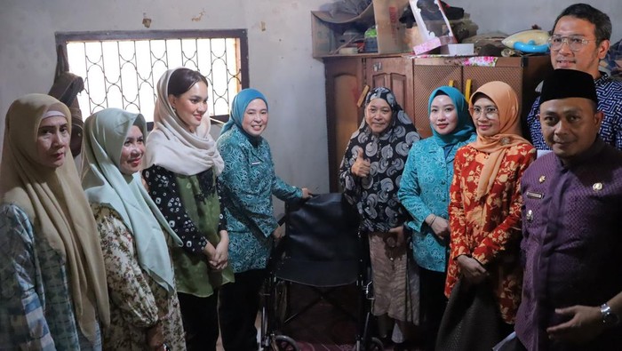 Kunjungan Dewi Sastrani dan Putri Azizah  untuk memberikan bantuan kursi roda kepada Nurjanah yang terkena stroke.
