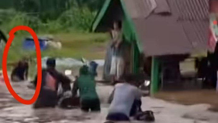 Lansia hampir tenggelam saat hendak menyeberangi banjir di Gandus.
