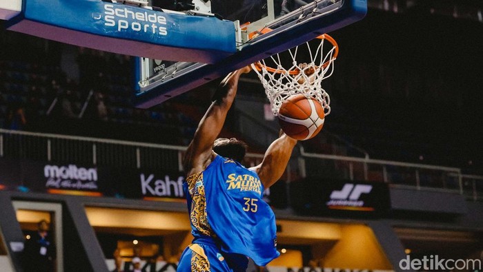 Lihat Lagi Aksi Satria Muda Saat Menang Dramatis atas Pelita Jaya Satria Muda Pertamina Jakarta menang dramatis 85-83 melawan Pelita Jaya Jakarta lewat babak perpanjangan waktu (overtime), dalam lanjutan laga pekan ketujuh Indonesian Basketball League (IBL) 2025, di Britama Arena, Jakarta, Sabtu (8/3/2025) malam.