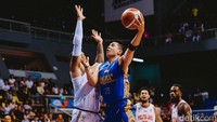 Meski hanya memperoleh lima poin dan dua rebound, forward muda tersebut berhasil melakukan buzzer beater lewat gerakan under basket pada babak perpanjangan waktu, sehingga membuat timnya menang dan seisi stadion bergemuruh.