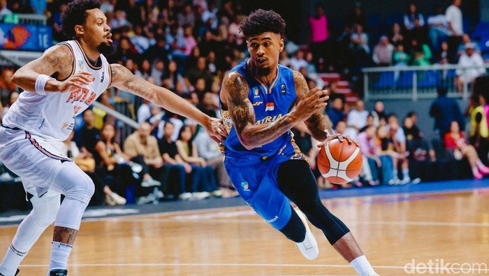 Satria Muda Pertamina Jakarta menang dramatis 85-83 melawan Pelita Jaya Jakarta lewat babak perpanjangan waktu (overtime), dalam lanjutan laga pekan ketujuh Indonesian Basketball League (IBL) 2025, di Britama Arena, Jakarta, Sabtu (8/3/2025) malam.