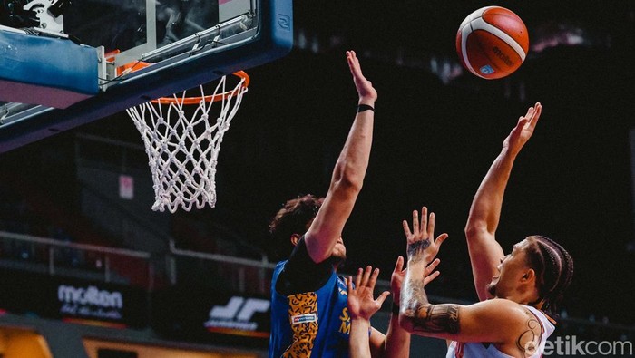 Satria Muda Pertamina Jakarta menang dramatis 85-83 melawan Pelita Jaya Jakarta lewat babak perpanjangan waktu (overtime), dalam lanjutan laga pekan ketujuh Indonesian Basketball League (IBL) 2025, di Britama Arena, Jakarta, Sabtu (8/3/2025) malam.