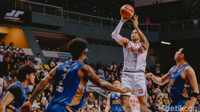 Satria Muda Pertamina Jakarta menang dramatis 85-83 melawan Pelita Jaya Jakarta lewat babak perpanjangan waktu (overtime), dalam lanjutan laga pekan ketujuh Indonesian Basketball League (IBL) 2025, di Britama Arena, Jakarta, Sabtu (8/3/2025) malam.