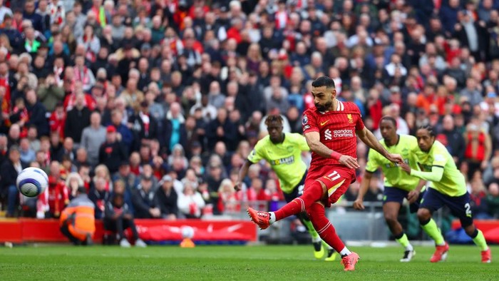 LIVERPOOL, ENGLAND - MARCH 08: Mohamed Salah of Liverpool scores his sides third goal from the penalty spot during the Premier League match between Liverpool FC and Southampton FC at Anfield on March 08, 2025 in Liverpool, England. (Photo by Chris Brunskill/Fantasista/Getty Images)