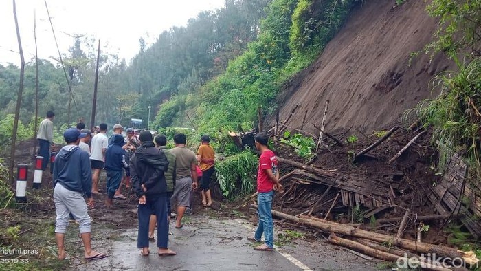 Longsor di lereng Gunung Bromo Dusun Jurang Jontro, Desa Wonokerto, Kecamatan Sukapura, Kabupaten Probolinggo