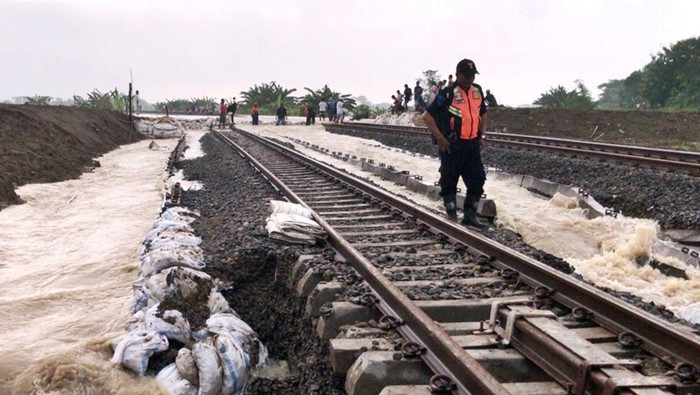 Luapan Kali Tuntang membuat jalur KA Stasiun Gubug-Karangjati, Grobogan, ditutup, Minggu (9/3/2025).
