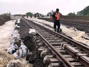 Banjir Rendam Jalur Kereta Api: 2 Perjalanan Batal dan 3 Memutar