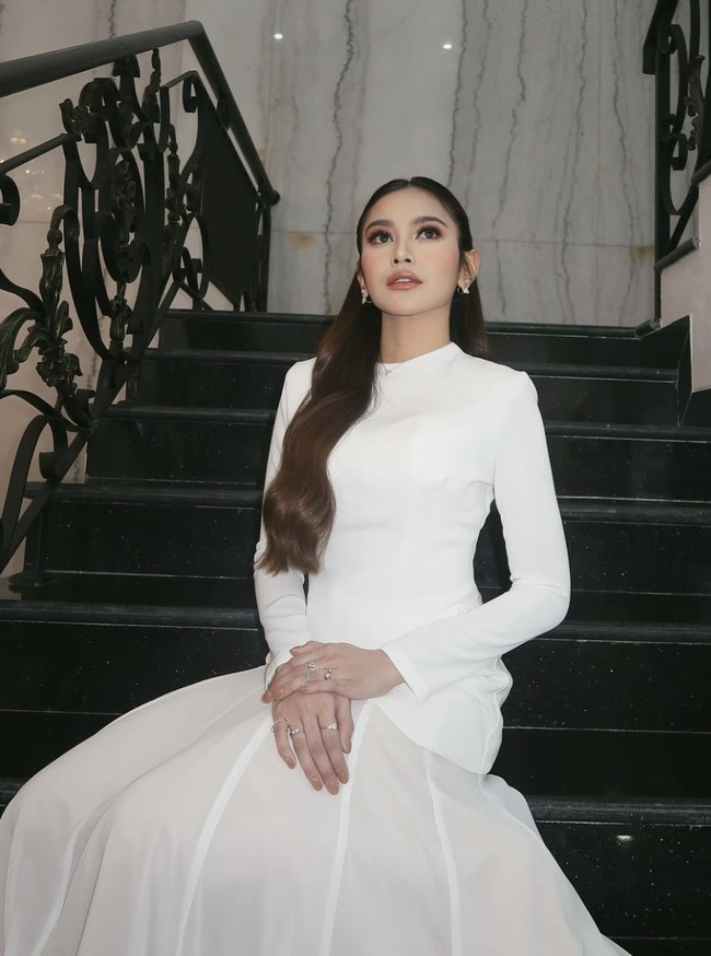 Dalam beberapa potret di Instagramnya, penyanyi 25 tahun itu terlihat dengan pinggang yang sudah kembali ramping. Hal ini langsung menuai komentar iri sekaligus kagum dari warganet.  Foto: dok. Instagram @mahaliniraharja