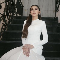 Dalam beberapa potret di Instagramnya, penyanyi 25 tahun itu terlihat dengan pinggang yang sudah kembali ramping. Hal ini langsung menuai komentar iri sekaligus kagum dari warganet.  Foto: dok. Instagram @mahaliniraharja