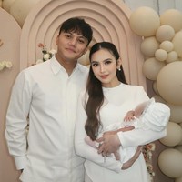 Acara akikah Baby Selina berlangsung dengan penuh khidmat. Dekorasi yang didominasi warna putih serta bunga-bunga segar menambah suasana sakral dalam momen ini. Rizky Febian dan Mahalini terlihat kompak dalam balutan busana putih yang dipesan mendadak, namun tetap terlihat elegan. Foto: dok. Instagram @mahaliniraharja