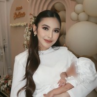 Selina lahir pada 15 Februari 2025 dengan nama lengkap Zairee Selina Quinlyn Kareema Febian. Si kecil tampil serasi mengenakan balutan dress putih yang serasi dengan ayah dan ibunya. Foto: dok. Instagram @mahaliniraharja