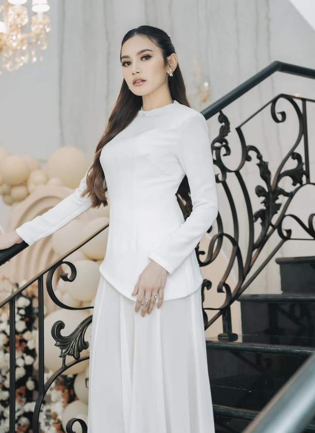 Mengenakan busana two pieces berwarna putih rancangan desainer Asky Febrianti, garis tubuhnya yang ramping sukses mencuri perhatian saat akikah putrinya, baby Selina. Foto: dok. Instagram @mahaliniraharja