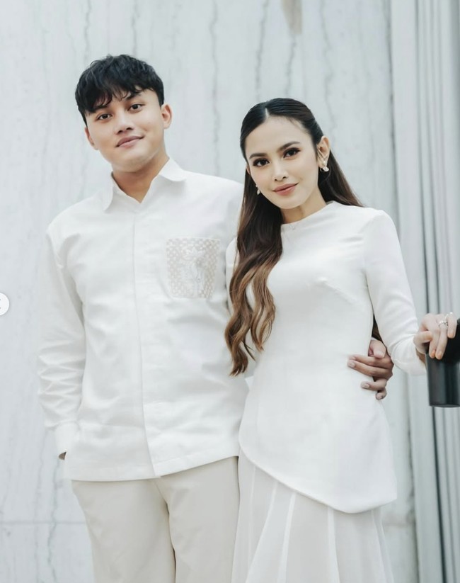 “Bisa bisanya badannya masih bagus after lahiran,” komentar netizen. “Cuma dia yg habis lahiran tetep tjakep,” puji lainnya. “tapi emang iya cantik bgt sih bisa langsung singsettt even nia ramadhani aja habis lahiran gemuk bgt loh,” sahut netizen lain. Foto: dok. Instagram @mahaliniraharja