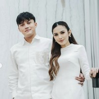 “Bisa bisanya badannya masih bagus after lahiran,” komentar netizen. “Cuma dia yg habis lahiran tetep tjakep,” puji lainnya. “tapi emang iya cantik bgt sih bisa langsung singsettt even nia ramadhani aja habis lahiran gemuk bgt loh,” sahut netizen lain. Foto: dok. Instagram @mahaliniraharja