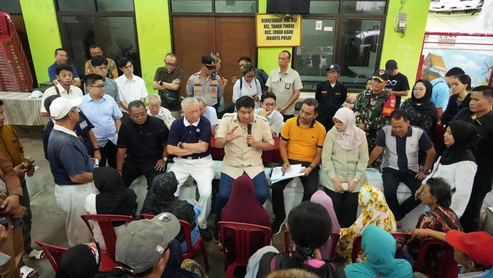 Menteri PKP Maruarar Sirait dan Pendiri Agung Sedayu Group Sugianto Kusuma (Aguan) Diskusi dengan Warga Kelurahan Tanah Tinggi, Johar Baru, Jakarta Pusat