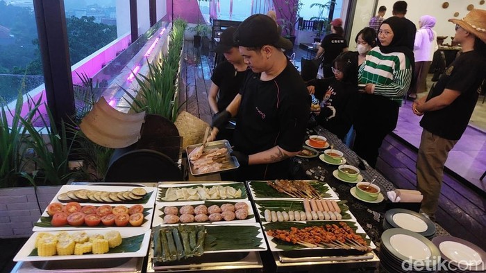 Menu iftar di salah satu hotel di Bandung.
